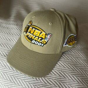 Mitchell & Ness NBA Finals 2001 LA Lakers vs Philadelphia 76ers.